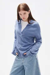 Sweater de punto color gris, con cuello polo y escote en V, de manga larga y calce relaxed.