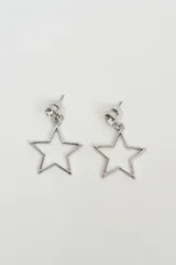 Aros colgantes plateados con diseño de estrella calada y detalle de cristal en el cierre.