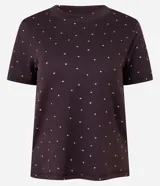 Remera de pijama color marrón oscuro con estampado de pequeños corazones blancos, de corte regular, cuello redondo y manga corta.