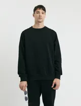 Sweater básico de cuello redondo y manga larga, confeccionado en tejido circular con puños y cuello en tejido canalé.