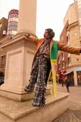 Pantalón de mujer con estampado cuadrillé en tonos azul marino, blanco y beige. Presenta apliques de tablas cosidas en el mismo género que aportan textura y movimiento, tajos laterales, y bolsillos delanteros y traseros.