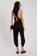 Pantalón negro de corte holgado con elástico en los tobillos.