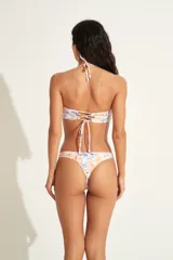 Conjunto de bikini colaless color lila, compuesto por un corpiño bandeau con tirantes finos para el cuello y una bombacha de corte clásico.