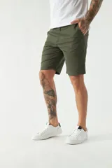 Bermuda tipo chino color verde oliva, con corte clásico, bolsillos laterales y traseros, cierre frontal y pasacintos.