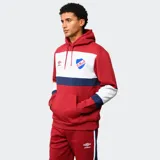 Canguro con capucha de la marca Umbro, oficial del Club Nacional de Football. Presenta un diseño tricolor con bloques en rojo, blanco y azul, bolsillo frontal tipo canguro y cordones ajustables en la capucha.