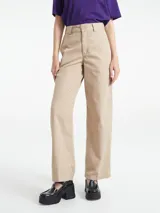 Pantalón color beige de corte recto.