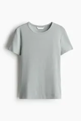 Remera celeste de punto acanalado de algodón, corte entallado, cuello redondo fino ribeteado y bajo recto.