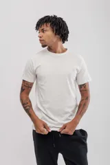 Remera blanca de manga corta y corte clásico, confeccionada en 100% algodón, con cuello redondo.