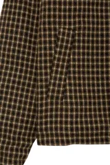 Campera de paño con diseño de cuadros en tonos café y negro, cuello clásico, cierre frontal con cremallera y bolsillos laterales.