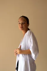 Bata estilo kimono de algodón en color gris azulado, con mangas al codo y largo por encima de la rodilla. Incluye lazo de ajuste en la cintura.