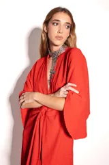 Vestido largo tipo kimono color rojo, de crepe texturado, con mangas amplias y tiras ajustables en la cintura.