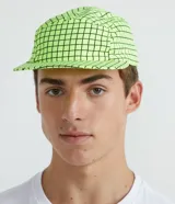 Gorra de ala recta, color verde lima fluorescente, con estampado de cuadrícula negra.