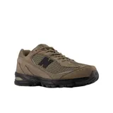 Championes New Balance modelo 509, color marrón con detalles en negro. Presentan una construcción de malla y cuero, con entresuela de amortiguación C-CAP y suela de caucho para mayor tracción.
