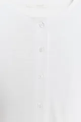 Camiseta blanca de manga larga con cuello redondo y cierre frontal de botones, corte regular y bajo recto.
