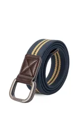 Cinto de tela canvas azul marino con galón de rayas blancas y celestes, hebilla doble metálica color peltre y terminaciones en símil cuero marrón.
