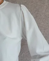 Remera de algodón con cuello redondo y mangas abullonadas de textura diferenciada. Presenta un diseño versátil con cuerpo de algodón y mangas de tussor al tono.