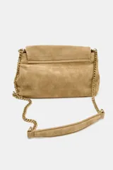 Bolso de hombro tipo sobre, confeccionado en serraje color camel, con solapa frontal acolchada con pespuntes cuadrados. Posee correa de hombro tipo cadena metálica dorada.