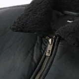 Campera negra de cuero sintético con cuello de sherpa y cierre frontal con cremallera.