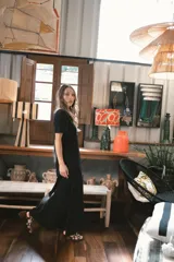 Vestido midi de punto acanalado, bicolor en negro y beige, con escote en V y mangas cortas.