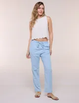 Pantalón de algodón color beige de corte recto, con pretina elastizada, cordón de ajuste y bolsillos laterales.
