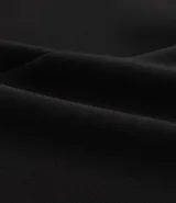 Bermuda de crepé color blanco, de corte holgado y tiro alto, con pliegues frontales y bolsillos laterales con detalle de botones. Confeccionada en poliéster y elastano.