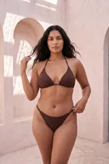 Bombacha de bikini tipo tanga less de color marrón, con tiras finas ajustables en los laterales y argollas metálicas doradas.