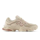 Championes New Balance modelo 9060, color beige con detalles en rosa. Capellada de malla con superposiciones de gamuza de cerdo, entresuela de doble densidad con amortiguación ABZORB y SBS, logo de TPU en la lengüeta y suela con estampado de diamantes.