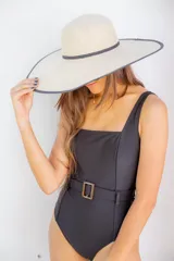 Sombrero de paja con ala ancha, color natural con borde negro.