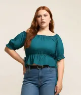 Blusa verde oscuro confeccionada en mezcla de viscosa y lino, con diseño de hombros descubiertos, escote elastizado con frunces y mangas cortas abullonadas con puños ajustados. Cuenta con cordones laterales para ajustar en la cintura.