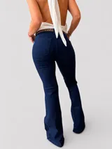 Jean oxford de tiro alto en denim azul oscuro, con calce ajustado en cadera y muslos, y botamanga amplia. Confeccionado en tejido elástico que se adapta a la silueta.