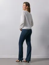 Blusa blanca texturizada, marca Harper, de manga larga con terminación fruncida y ruedo con frunce. Tiene forro interno a tono.