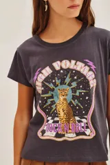 Remera de algodón color gris oscuro con estampado frontal de un guepardo sentado sobre un fondo estrellado con rayos y texto que incluye "High Voltage" y "Rock N Roll".