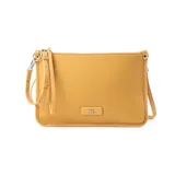Cartera sobre color camel confeccionada en símil cuero graneado. Tiene formato rectangular, acceso con solapa y cierre, herrajes plateados, correa regulable y asa fija. El interior es de tela de algodón y poliéster, con un bolsillo interno con cierre y otro abierto.