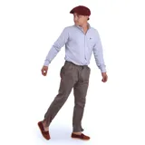 Pantalón de vestir azul marino, de corte recto, con bolsillos laterales y traseros. Se ajusta a la cintura con cinturón de cuero marrón.