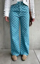 Jean recto de tiro alto color turquesa con estampa de lunares blancos, confeccionado en denim con lycra.