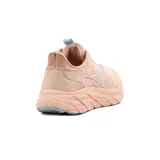 Championes deportivos Diadora modelo Proton para mujer, color salmón/rosado con detalles en celeste. Presentan una suela gruesa y texturizada, y un diseño de malla transpirable con líneas superpuestas.
