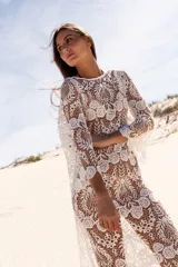 Vestido largo de encaje de algodón color blanco, corte camiseta con escote a la base.