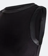 Top sin mangas color rosa claro, de corte ajustado, con cuello redondo y ribete de satén en el cuello y las sisas.