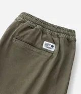 Bermuda masculina de sarga texturizada en color negro, con cintura elástica y ajuste mediante cordón. Presenta un corte regular, bolsillos laterales y un bolsillo trasero aplicado.