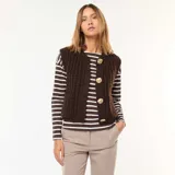 Chaleco marrón de punto grueso con tres botones dorados grandes.