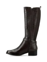 Bota de caña alta color marrón, con taco medio, capellada en cuero napa y caña en cuero croco. Presenta hebilla y apliques metálicos decorativos, panel trasero elastizado y cierre interior.