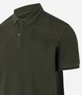 Polo de hombre marca Marfinno, confeccionada en tejido de media malla con textura rayada. Presenta cuello polo con botones y mangas cortas con terminaciones en rib con detalles contrastantes.
