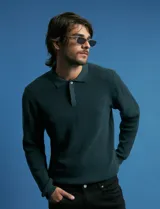 Remera de punto tipo polo con textura waffle, color verde petróleo, de manga larga y cuello con cierre de botones.