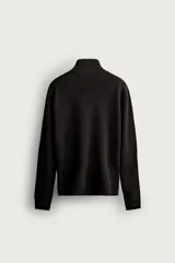 Jersey de punto regular fit de algodón color negro, con cuello perkins y cierre frontal de cremallera corta. Cuenta con mangas largas y acabados en rib.
