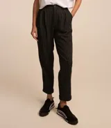 Pantalón jogger de poliéster, viscosa y elastano, con cintura de sastrería, cierre con botón y cremallera, pliegues delanteros, bajo plegado y estampa de raya de tiza.