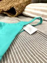 Bikini colaless color turquesa con breteles regulables.