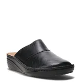 Zuecos de cuero negro con diseño de punta redondeada, costuras visibles en el borde y suela de plataforma baja tipo cuña.