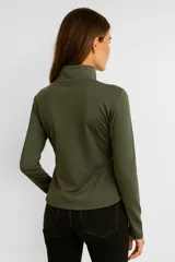 Campera deportiva de cuello alto con cierre frontal completo, manga larga y bolsillos laterales integrados. Diseño entallado al cuerpo.