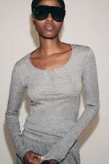 Camiseta slim fit de manga larga y cuello redondo con cierre frontal de botones, confeccionada en hilatura con lana, en color gris melange.