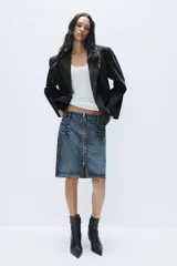 Blazer corto de corte oversize con estampado de cuadros, cuello con solapa de muesca, manga larga y cierre frontal cruzado con un botón. Cuenta con bolsillos decorativos de vivo en el frente y forro interior.